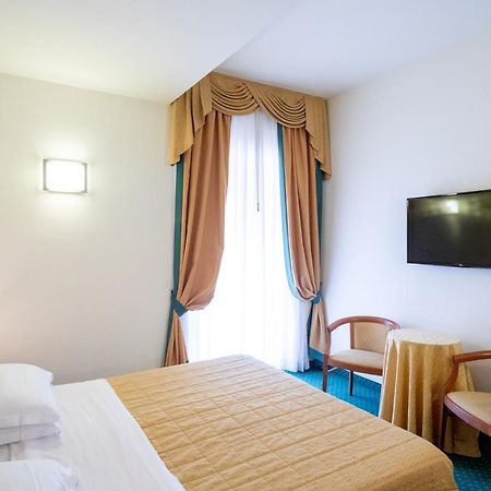 Hotel Capri Bardolino 3S エクステリア 写真