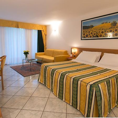Hotel Capri Bardolino 3S エクステリア 写真