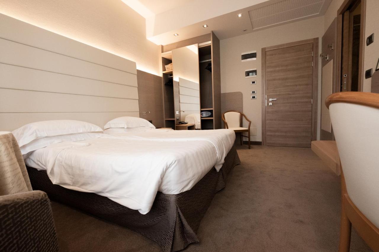 Hotel Capri Bardolino 3S エクステリア 写真