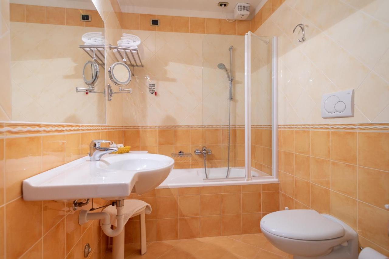 Hotel Capri Bardolino 3S エクステリア 写真