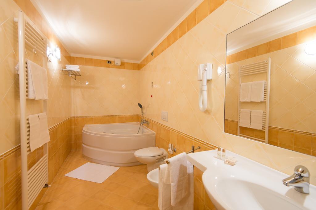 Hotel Capri Bardolino 3S エクステリア 写真