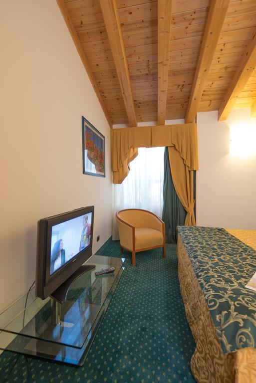 Hotel Capri Bardolino 3S エクステリア 写真