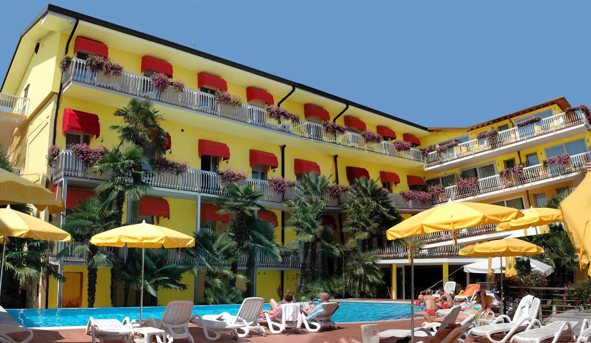 Hotel Capri Bardolino 3S エクステリア 写真