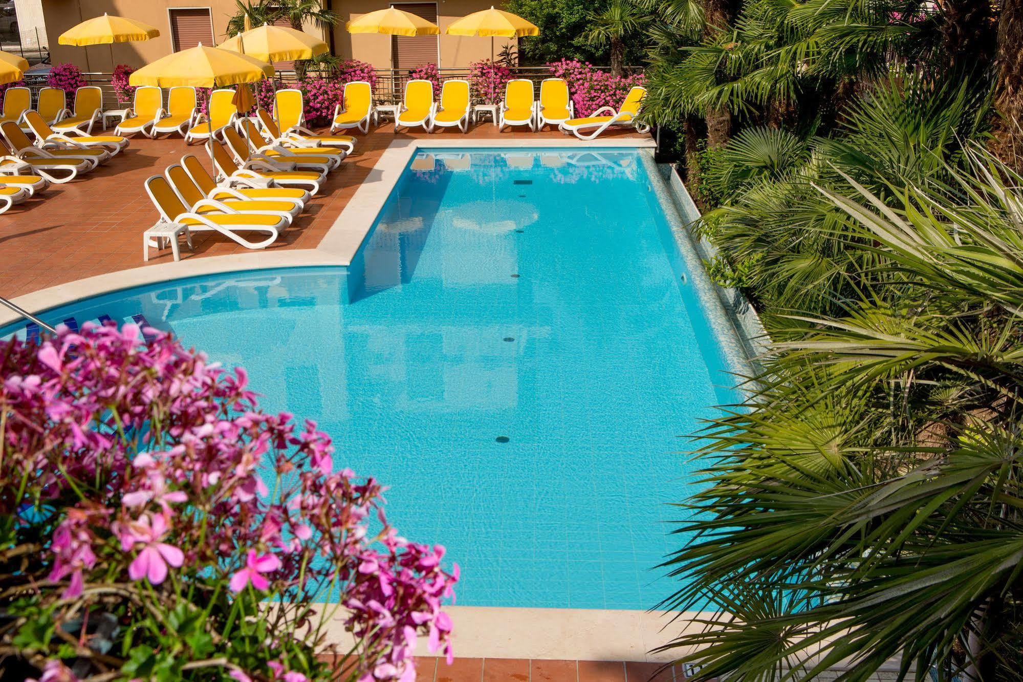 Hotel Capri Bardolino 3S エクステリア 写真