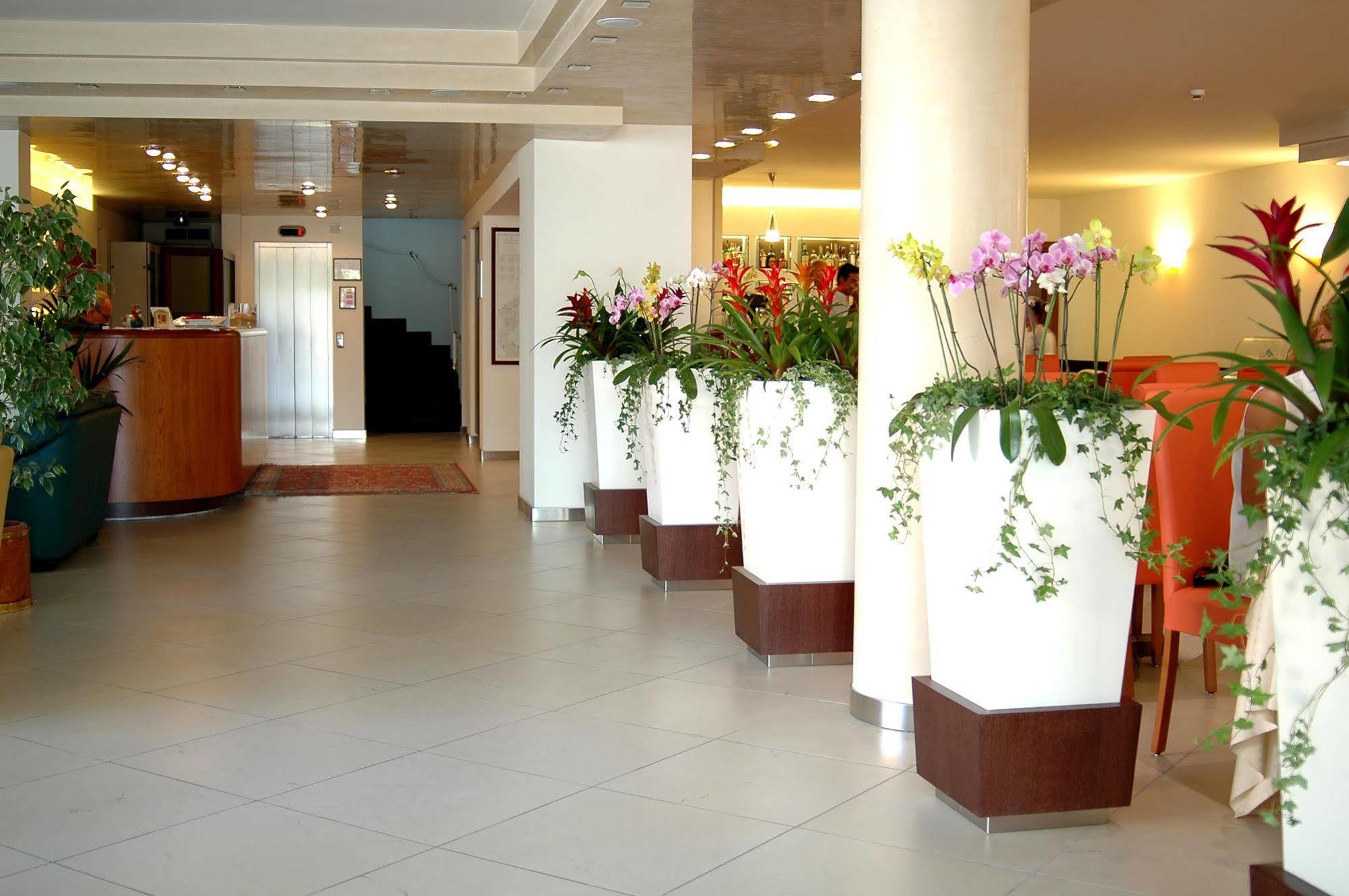 Hotel Capri Bardolino 3S エクステリア 写真