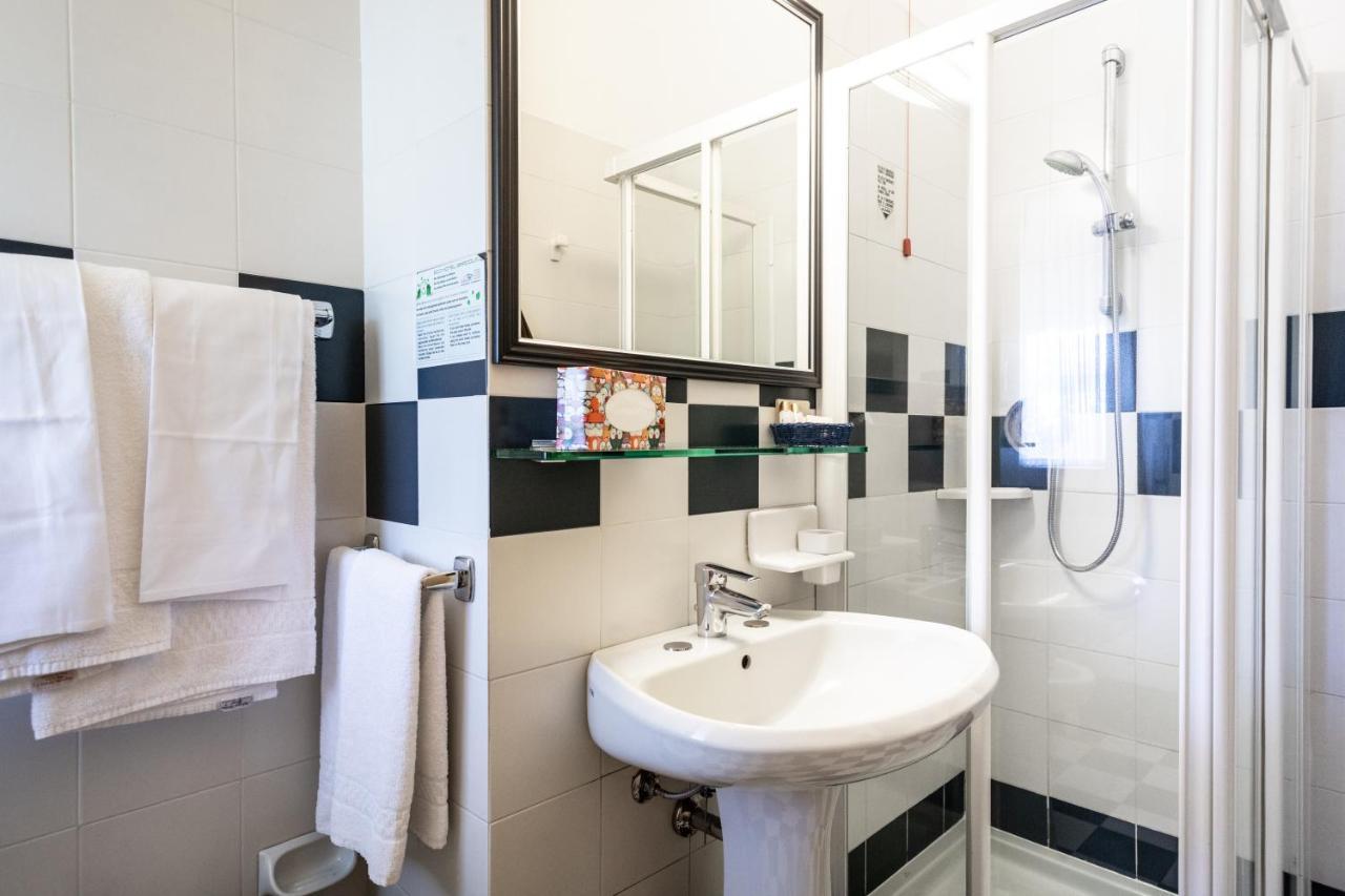 Hotel Capri Bardolino 3S エクステリア 写真